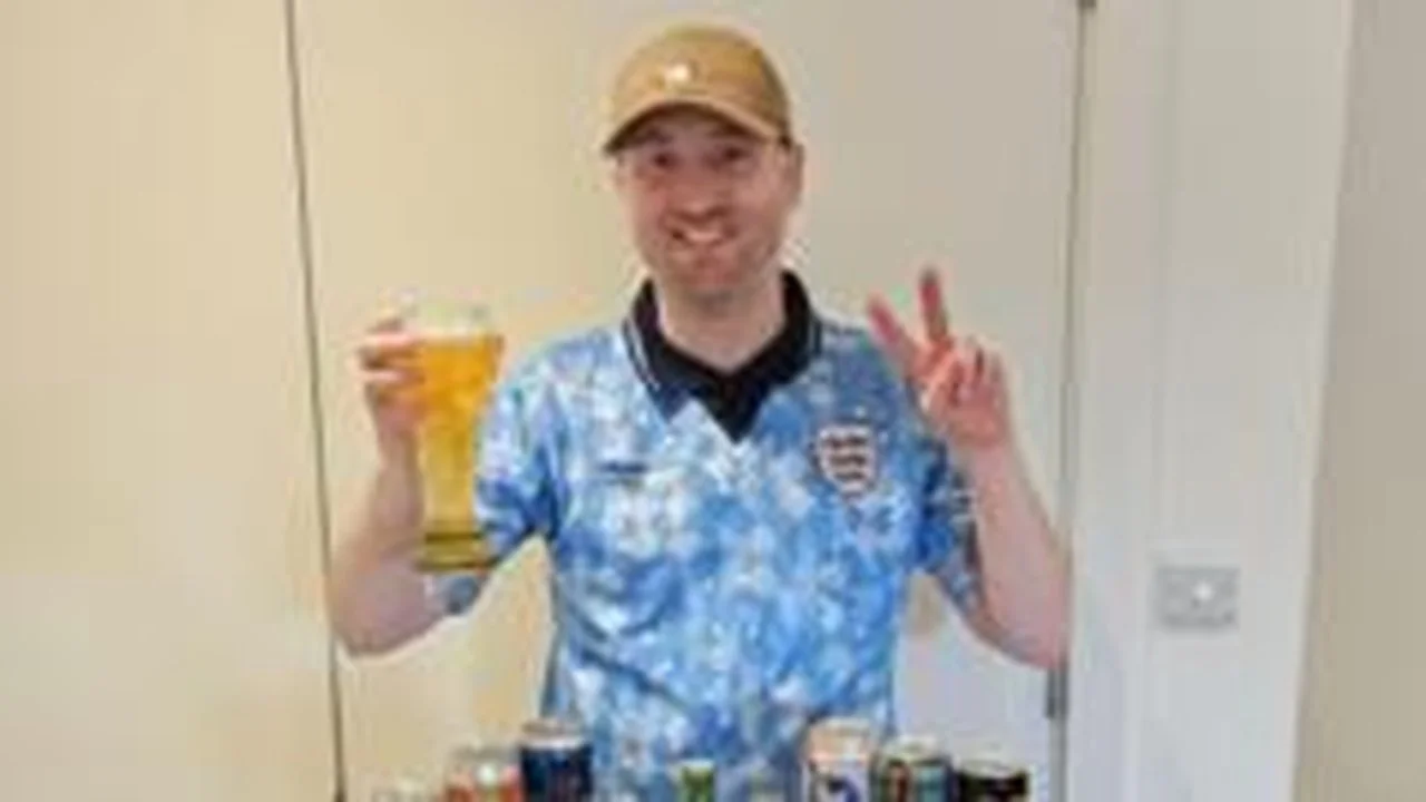 英格兰球迷格斯·哈利集齐48国啤酒:世界杯收藏品市场动态前景分析